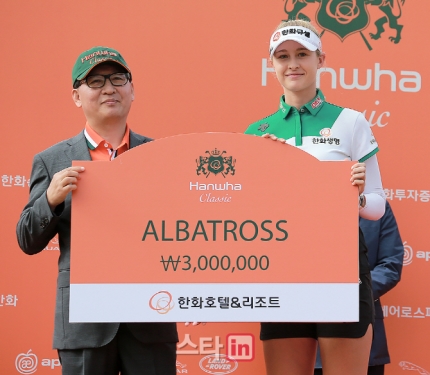 image3 Nelly Korda at Hanwha Classic Winner's Podium