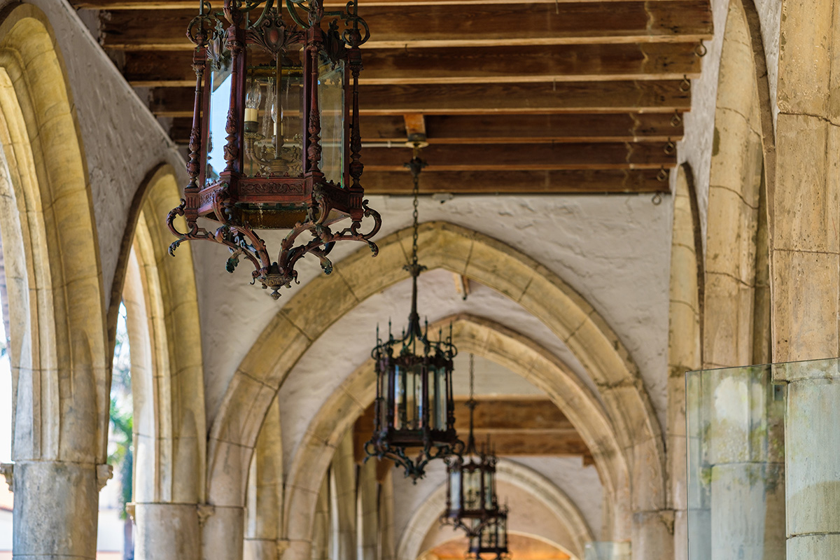 Close,Up,View,Of,Beautiful,Vintage,Architecture,And,Lighting.